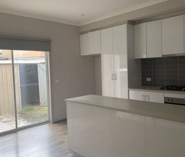 Lovely 2 bedroom townhouse - Photo 2