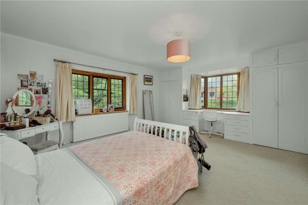 A well presented 5 bedroom family home located in a sought after private estate, within a mile to Walton-on-Thames and Weybridge town centres and 0.5 miles to Walton-on-Thames train station. - Photo 5