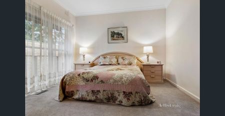 Expansive Family home in esteemed neighbourhood - Photo 5