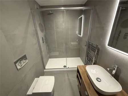 A newly converted 2 bedroom apartment to rent at Market Place in the heart of Reading's town centre. Having been superbly converted, offering a very high standard of presentation throughout. - Photo 5