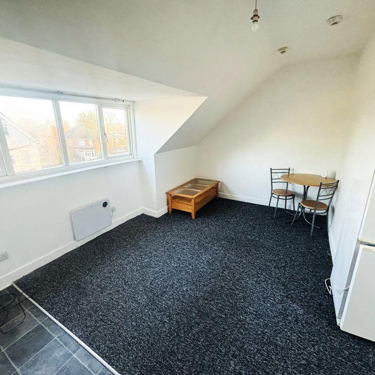 Studio to rent - Photo 1