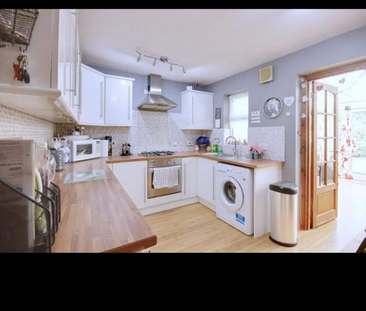 1 bedroom in a house share to rent - Photo 2