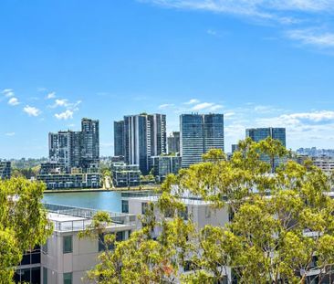 Spacious 2-Bedroom Split-Level Apartment with Beautiful Water Views | 2 Side-by-Side Parking + Storage Cage | Resort Facilities | - Photo 5