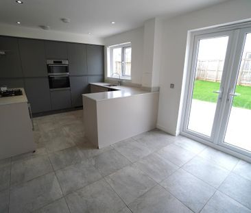 4 bedroom detached house to rent - Photo 3