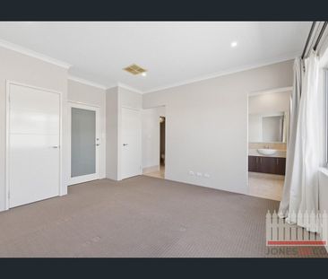 High-Spec Spacious Family Living in a Fantastic Bassendean Location - Photo 5
