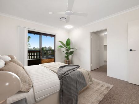 Large comfortable family home in prestigious Indooroopilly - Photo 5