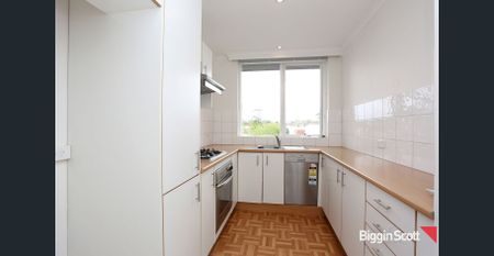 Spacious Top-Floor Apartment in Prime Location - Photo 2