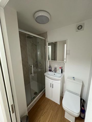 Room in a Shared House, Eversleigh Road, SW11 - Photo 3