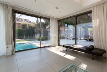 Luxury Villa with Pool and Spa in the Heart of EUR