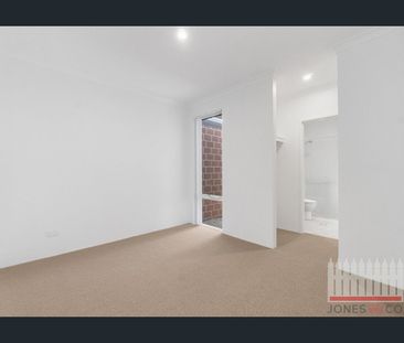 Sought-after Location! - Photo 2