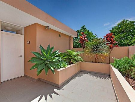 Oversized, Executive Style, Sun-Filled, Private And Quiet Designer Garden Courtyard Apartment In A Park-side Setting In The Heart Of Stanmore - Photo 3