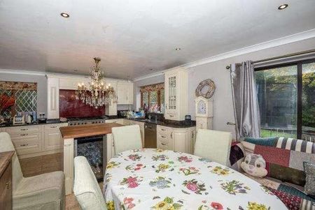 Connaught Drive, Weybridge, KT13 - Photo 2
