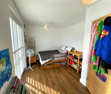 Sycamore Avenue , Woking - 4 bedrooms Property for lettings - Seymours - Photo 2