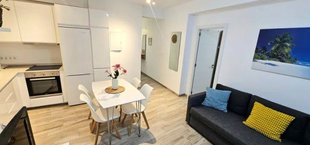 Alquiler de piso en Calle Armengual de la Mota - Photo 1