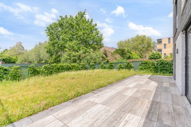 GELIJKVLOERS APPARTEMENT VAN 120 m² MET DRIE SLAAPKAMERS - UITSTEKENDE LIGGING - Photo 1