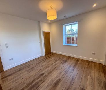 3 bedroom end of terrace to let - Photo 5