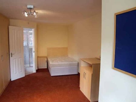 6 Bed Three Floor Flat- Deluxe - Photo 3