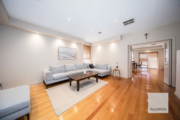 Stunning Family Home in Cairnlea - Furnished Home - Photo 1