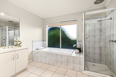 14 Quarry Road, MITCHAM - Photo 2
