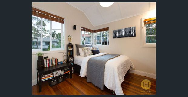 Stunning five bedroom home in the heart of Holland Park - Photo 1