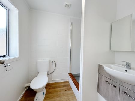 This renovated one bedroom unit is ready for you to move in - Photo 2