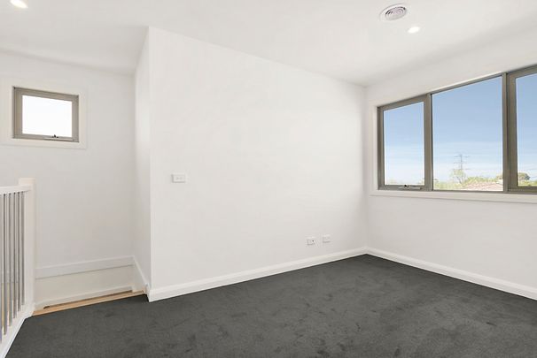 1/40 Hampton Road, Essendon West VIC 3040 - Townhouse For Rent | Domain - Photo 1