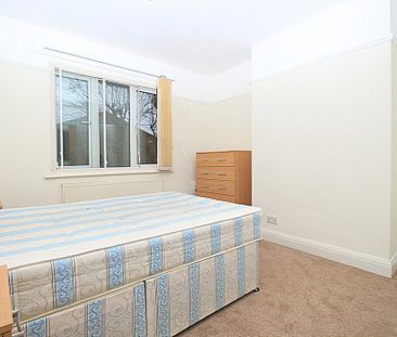 3 bedroom flat to rent - Photo 4