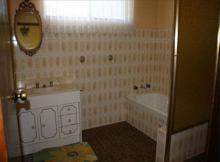 Spacious 4 Bedroom Home - Photo 5