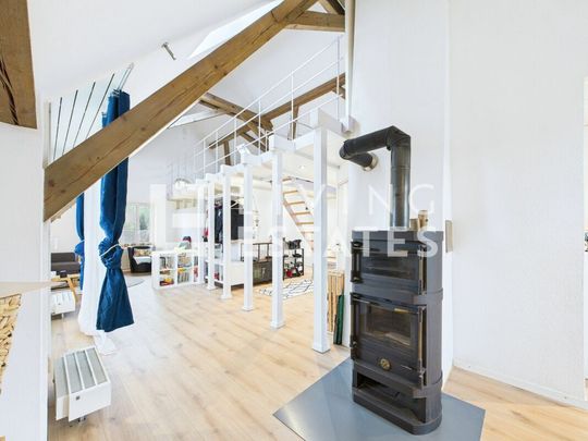 LIVING ON TWO FLOORS – LIGHT, CHARM AND FAR-RANGING VIEWS - Foto 1