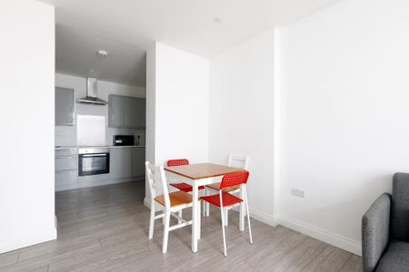 4 bedroom flat to rent - Photo 2