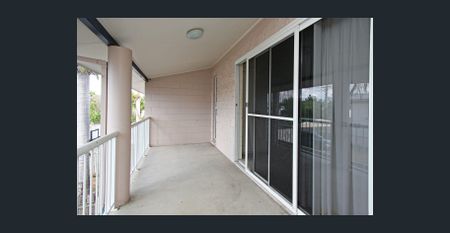 Fully Air-Conditioned Central Townhouse! - Photo 5