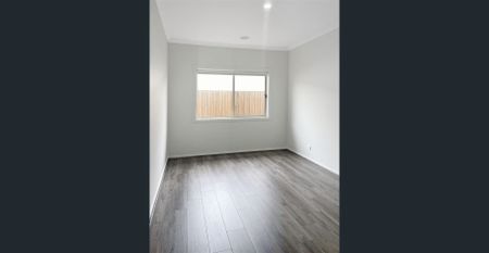 Contemporary Family Living in Greenvale! - Photo 3