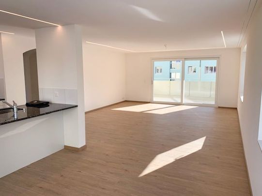 "grosse, moderne 3.5-Zimmer-Wohnung mit Sitzplatz, Lift und eigenem Waschturm" - Photo 1