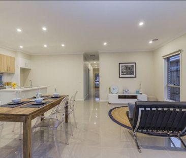 MODERN THREE BEDROOM HOME IN GREAT LOCATION - Photo 3