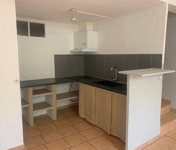 Location Appartement 3 pièces 76m² LA ROQUEBRUSSANNE 83136 - Photo 2