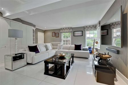 Lovely family home surrounded by beautifully landscaped gardens on the exclusive St George's Hill estate. - Photo 5