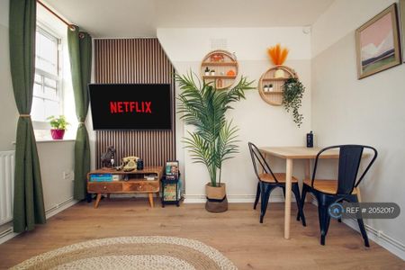 2 bedroom terraced house to rent - Photo 2