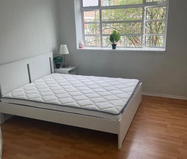 2 Bed Flat, Eastman House, SW4 - Photo 3