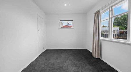 3 Bedroom Home on large site - Photo 2