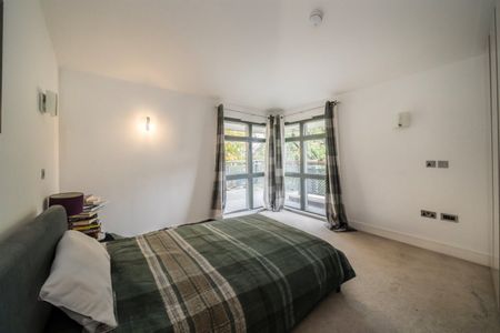 Albany Court, Kew Bridge, W4 - Photo 3