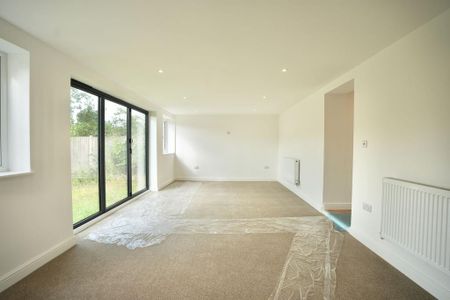 3 bedroom detached bungalow to rent - Photo 2