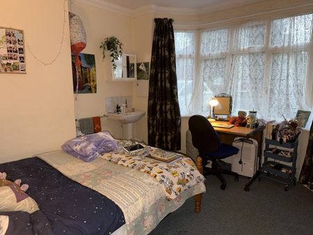 6 bedroom detached house to rent - Photo 5