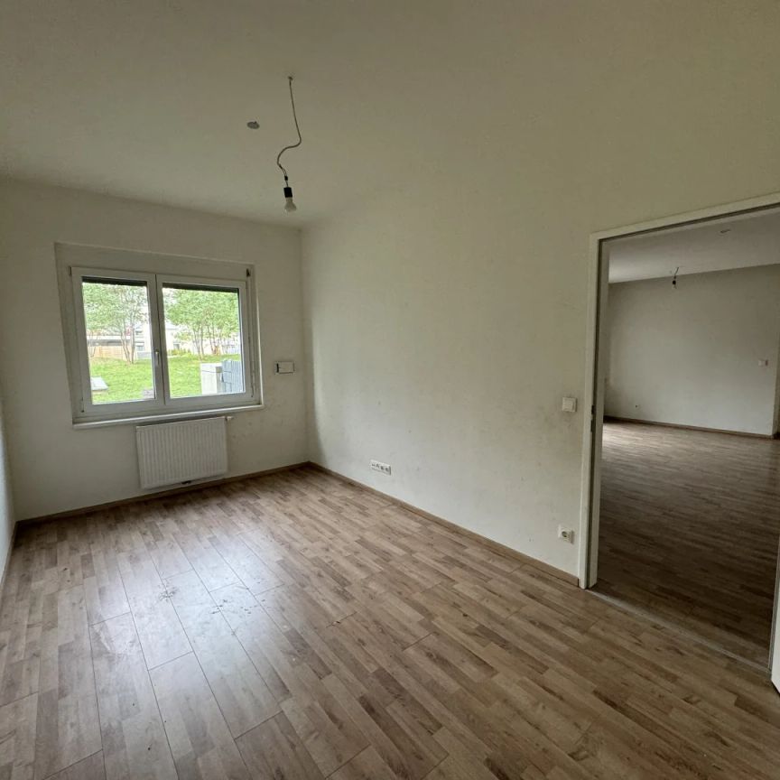 Unbefristete 3-Zimmer-Wohnung mit riesiger, westseitiger Terrasse! - Photo 1