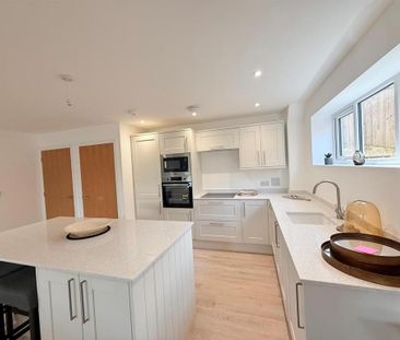 2 bedroom block of apartments to rent - Photo 5