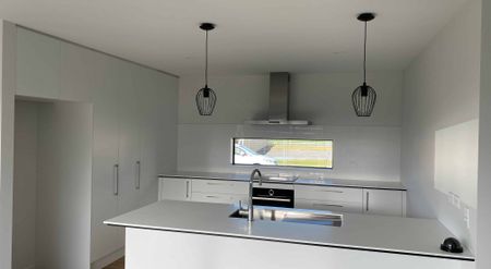 3 Bedroom Home in Ravenswood - 6 Months Rental - Photo 2