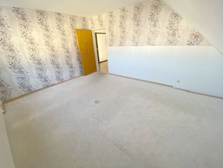 Großzügige 4-Zimmer-Dachgeschosswohnung mit Balkon, Tageslichtbad & Garage in Trier-Ehrang! - Photo 5