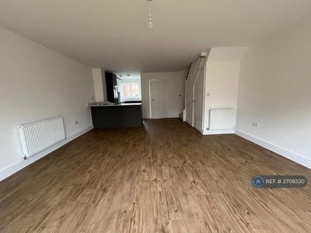 4 bedroom semi-detached house to rent - Photo 5