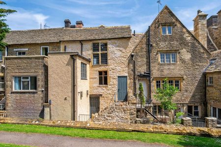 Superb Two Bedroom Flat in the Heart of Stow-on-the-Wold. - Photo 4