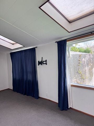 Charming 4BR lifestyle Home w/ Courtyard & Deck - Photo 4