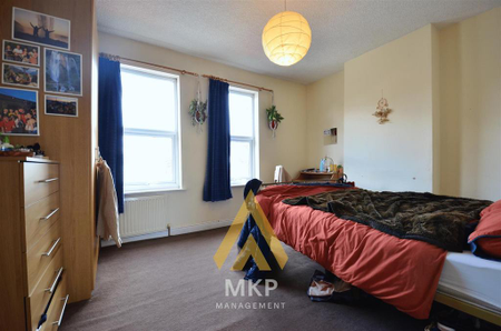 4 bedroom terraced house to rent - Photo 5